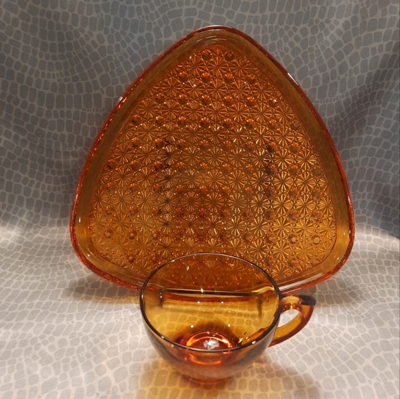 Vintage Triangle Amber Anchor Hocking Daisy & Button Snack Plate Set - Picture 2 of 8